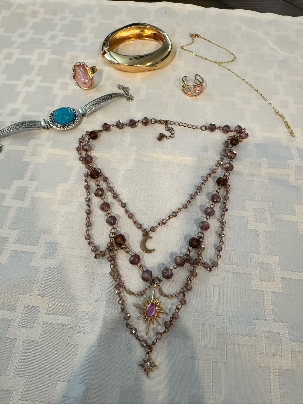 Mixed lot of different toned jewelry